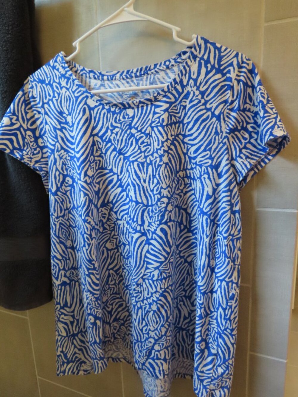 Lilly Pulitzer Blue and White Zebra Print T-shirt Size Large